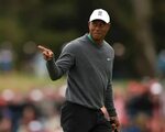 Tiger Woods Atur Kembali Penempatan Piala-piala Kejuaraan ya